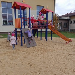 Dzieci na placu zabaw