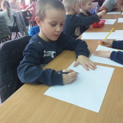 Dzieci zwiedzają Bibliotekę Miejską w Żarkach w ramach Narodowego Programu Rozwoju Czytelnictwa 2.0 