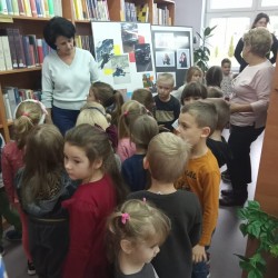 Dzieci zwiedzają Bibliotekę Miejską w Żarkach w ramach Narodowego Programu Rozwoju Czytelnictwa 2.0 