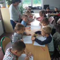 Dzieci zwiedzają Bibliotekę Miejską w Żarkach w ramach Narodowego Programu Rozwoju Czytelnictwa 2.0 