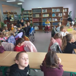 Dzieci zwiedzają Bibliotekę Miejską w Żarkach w ramach Narodowego Programu Rozwoju Czytelnictwa 2.0 