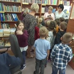 Dzieci zwiedzają Bibliotekę Miejską w Żarkach w ramach Narodowego Programu Rozwoju Czytelnictwa 2.0 