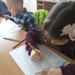Dzieci zwiedzają Bibliotekę Miejską w Żarkach w ramach Narodowego Programu Rozwoju Czytelnictwa 2.0 