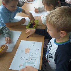 Dzieci zwiedzają Bibliotekę Miejską w Żarkach w ramach Narodowego Programu Rozwoju Czytelnictwa 2.0 