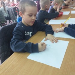 Dzieci zwiedzają Bibliotekę Miejską w Żarkach w ramach Narodowego Programu Rozwoju Czytelnictwa 2.0 