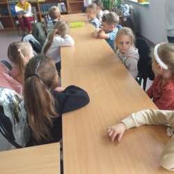 Dzieci zwiedzają Bibliotekę Miejską w Żarkach w ramach Narodowego Programu Rozwoju Czytelnictwa 2.0 