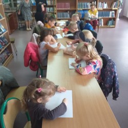 Dzieci zwiedzają Bibliotekę Miejską w Żarkach w ramach Narodowego Programu Rozwoju Czytelnictwa 2.0 