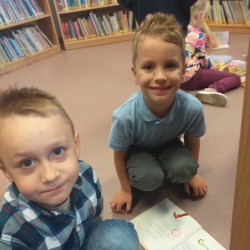Dzieci zwiedzają Bibliotekę Miejską w Żarkach w ramach Narodowego Programu Rozwoju Czytelnictwa 2.0 