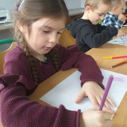 Dzieci zwiedzają Bibliotekę Miejską w Żarkach w ramach Narodowego Programu Rozwoju Czytelnictwa 2.0 