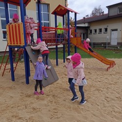 Dzieci na placu zabaw