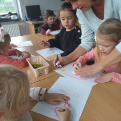 Dzieci zwiedzają Bibliotekę Miejską w Żarkach w ramach Narodowego Programu Rozwoju Czytelnictwa 2.0 