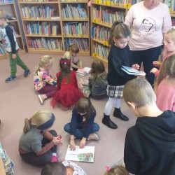 Dzieci zwiedzają Bibliotekę Miejską w Żarkach w ramach Narodowego Programu Rozwoju Czytelnictwa 2.0 
