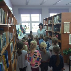 Dzieci zwiedzają Bibliotekę Miejską w Żarkach w ramach Narodowego Programu Rozwoju Czytelnictwa 2.0 