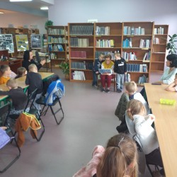 Dzieci zwiedzają Bibliotekę Miejską w Żarkach w ramach Narodowego Programu Rozwoju Czytelnictwa 2.0 