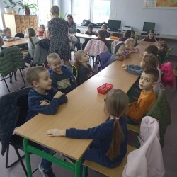 Dzieci zwiedzają Bibliotekę Miejską w Żarkach w ramach Narodowego Programu Rozwoju Czytelnictwa 2.0 