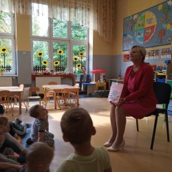 Pani Bibliotekarka czyta książki dzieciom 