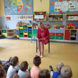 Pani Bibliotekarka czyta książki dzieciom 