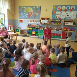 Pani Bibliotekarka czyta książki dzieciom 