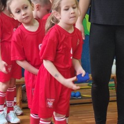 Dzieci podczas wykonywania konkurencji sportowych
