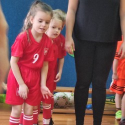 Dzieci podczas wykonywania konkurencji sportowych