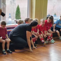 Dzieci podczas wykonywania konkurencji sportowych