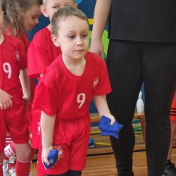 Dzieci podczas wykonywania konkurencji sportowych
