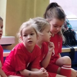 Dzieci podczas wykonywania konkurencji sportowych