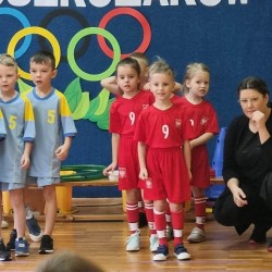 Dzieci podczas wykonywania konkurencji sportowych
