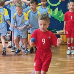 Dzieci podczas wykonywania konkurencji sportowych