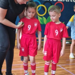 Dzieci podczas wykonywania konkurencji sportowych