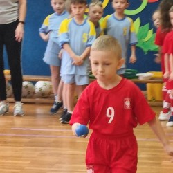 Dzieci podczas wykonywania konkurencji sportowych