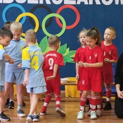 Dzieci podczas wykonywania konkurencji sportowych