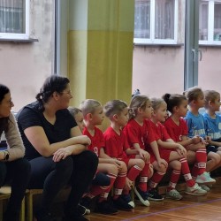Dzieci podczas wykonywania konkurencji sportowych