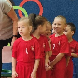 Dzieci podczas wykonywania konkurencji sportowych