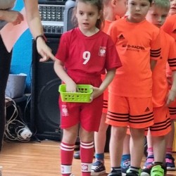 Dzieci podczas wykonywania konkurencji sportowych