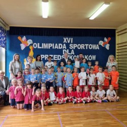 Dzieci podczas wręczania medali
