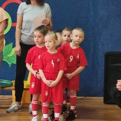 Dzieci podczas wykonywania konkurencji sportowych