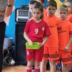 Dzieci podczas wykonywania konkurencji sportowych