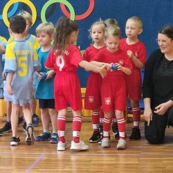 Dzieci podczas wykonywania konkurencji sportowych