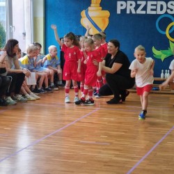 Dzieci podczas wykonywania konkurencji sportowych