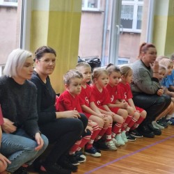 Dzieci podczas wykonywania konkurencji sportowych