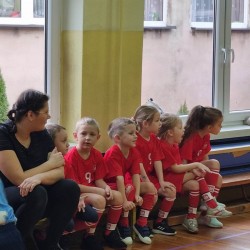 Dzieci podczas wykonywania konkurencji sportowych