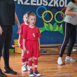 Dzieci podczas wykonywania konkurencji sportowych