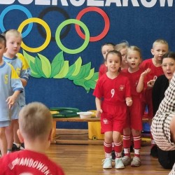 Dzieci podczas wykonywania konkurencji sportowych
