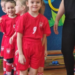 Dzieci podczas wykonywania konkurencji sportowych