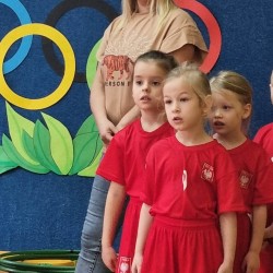 Dzieci podczas wykonywania konkurencji sportowych