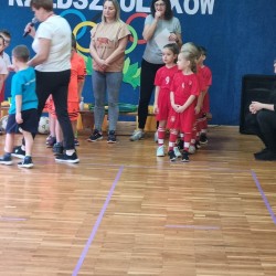 Dzieci podczas wykonywania konkurencji sportowych
