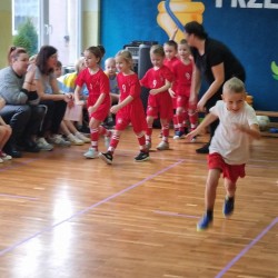 Dzieci podczas wykonywania konkurencji sportowych