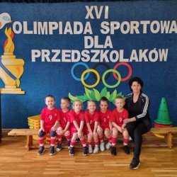 Dzieci podczas wręczania medali