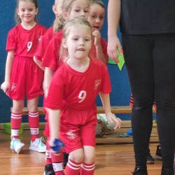Dzieci podczas wykonywania konkurencji sportowych